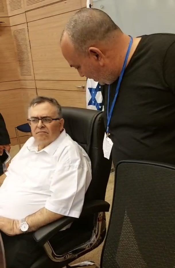 ועדת כלכלה עם יו"ר דויד ביטן משוחח איתו פרטי על דרייברים לא חוקיים